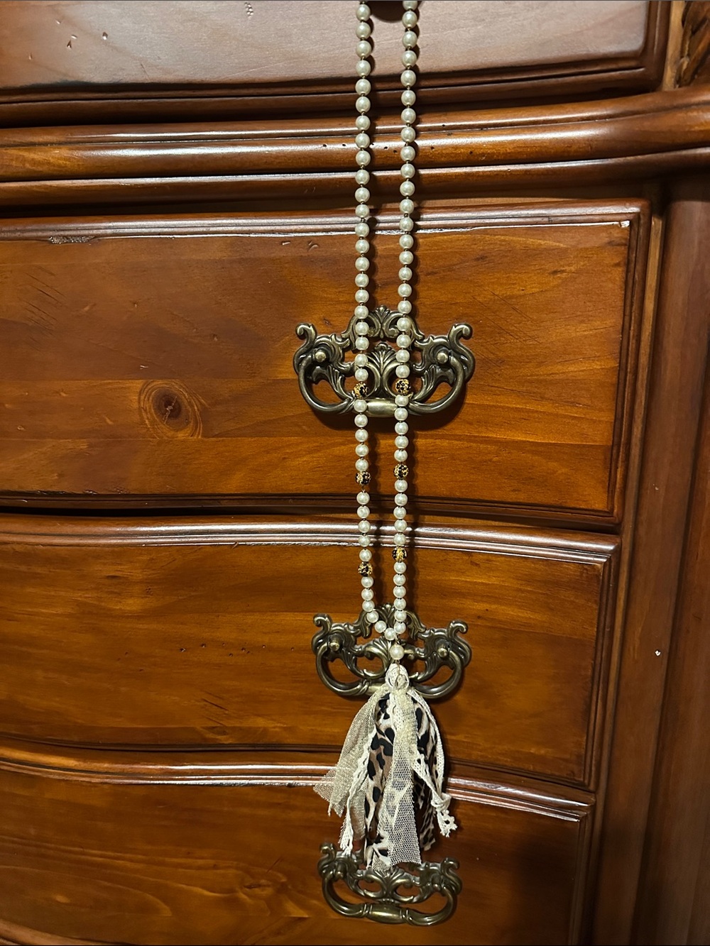 Vintage-Inspired Pearl Tassel Necklace with Lace Accents